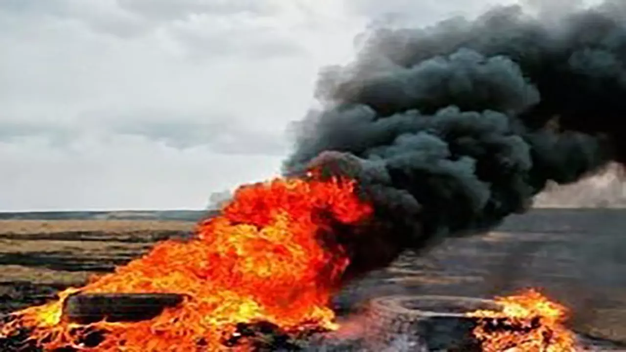  سوزاندن بیش از ۸۰۰ حلقه لاستیک فرسوده خودرو در روستای چاهک مشهد و عدم پاسخ مسئولان